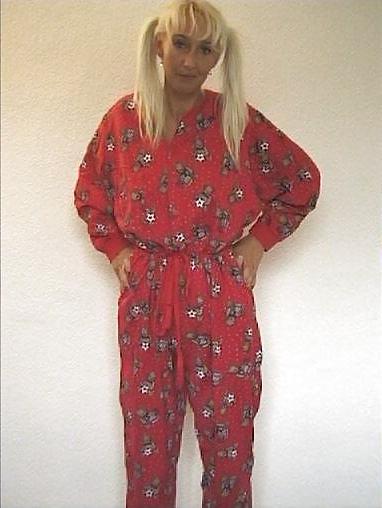 25P Blonde MILF trägt Plastikhose und Windel