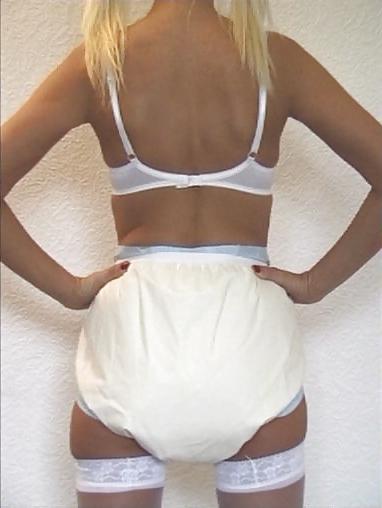 25P Blonde MILF trägt Plastikhose und Windel