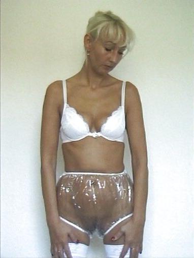 25P Blonde MILF trägt Plastikhose und Windel