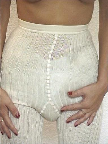25P Blonde MILF trägt Plastikhose und Windel