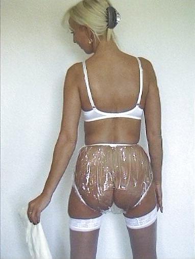 25P Blonde MILF trägt Plastikhose und Windel