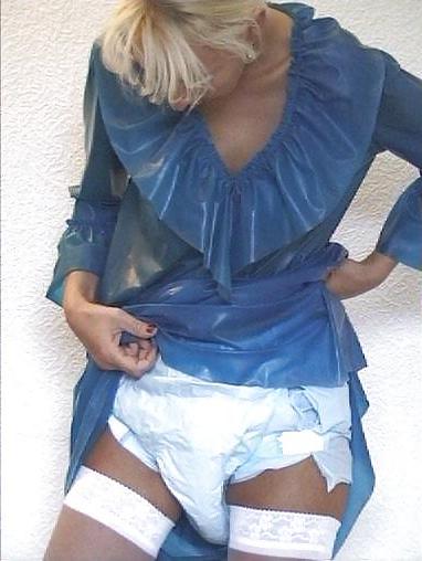25P Blonde MILF trägt Plastikhose und Windel