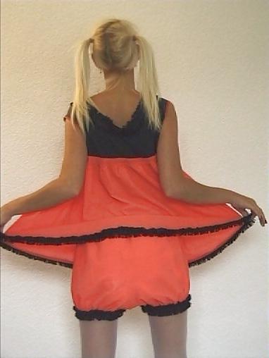 25P Blonde MILF trägt Plastikhose und Windel