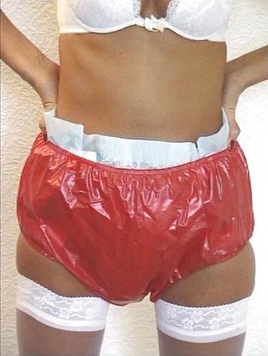 25P Blonde MILF trägt Plastikhose und Windel
