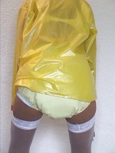 25P Blonde MILF trägt Plastikhose und Windel