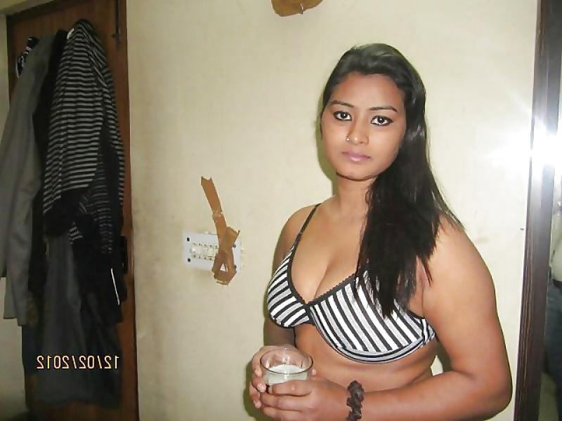 7P Desi girl going to nude