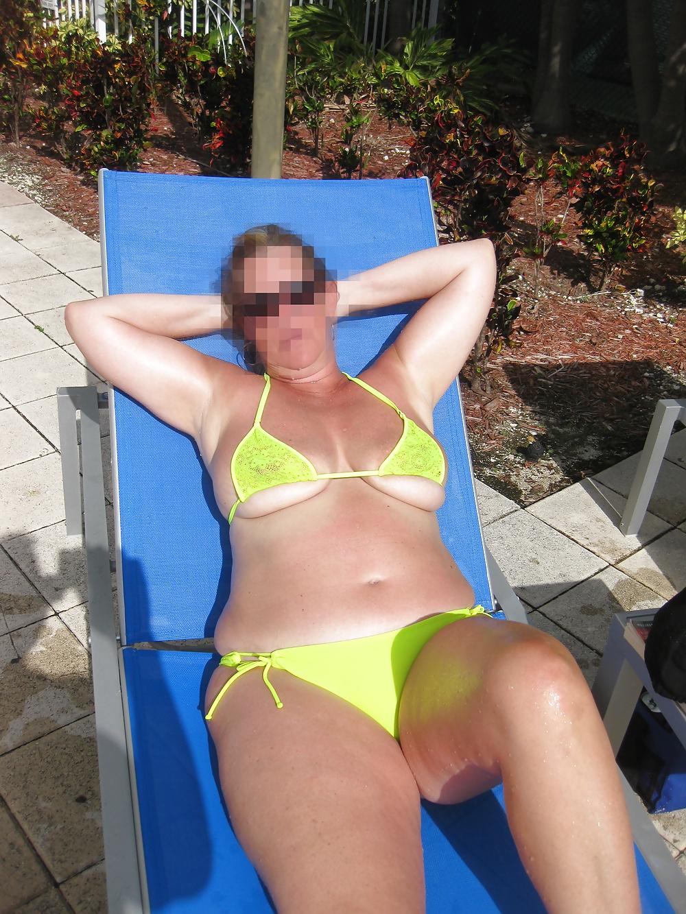 25P Suzy's Big Tit Beach Shots 3