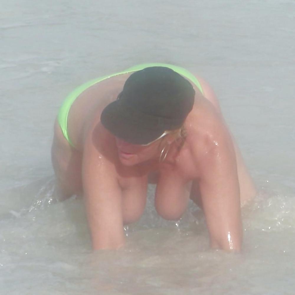 25P Suzy's Big Tit Beach Shots 3