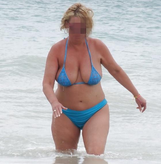 25P Suzy's Big Tit Beach Shots 3