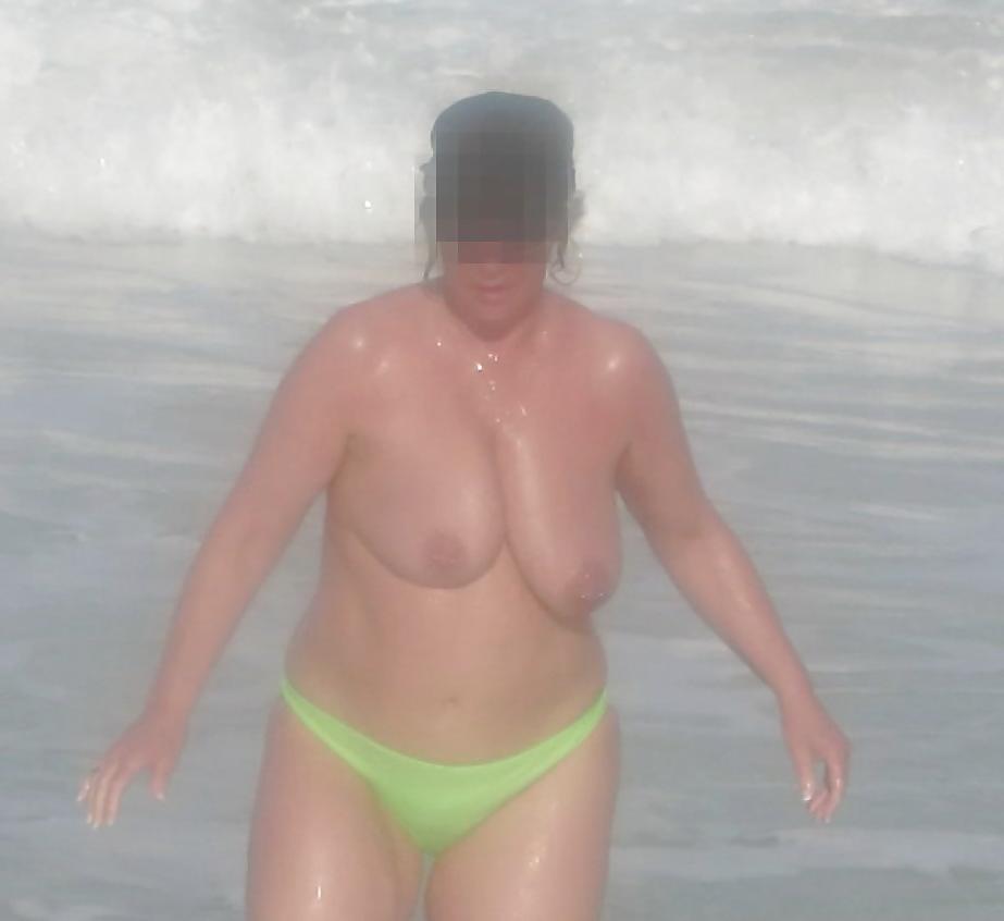 25P Suzy's Big Tit Beach Shots 3