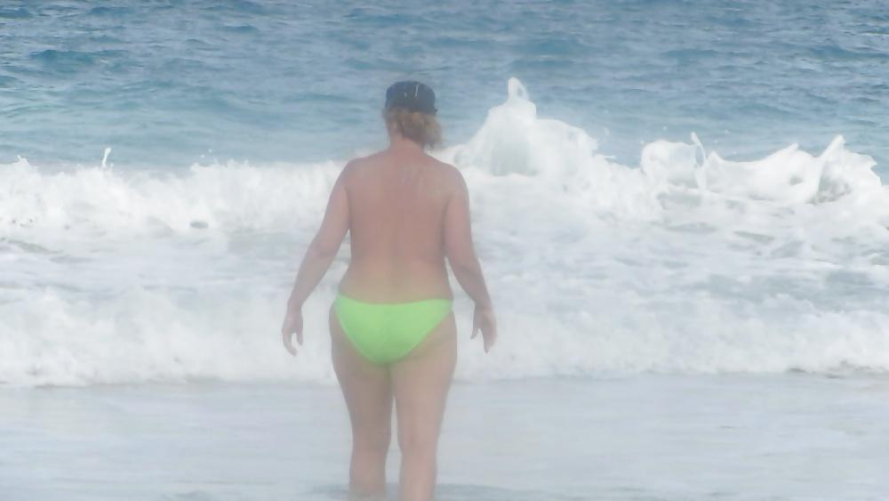 25P Suzy's Big Tit Beach Shots 3