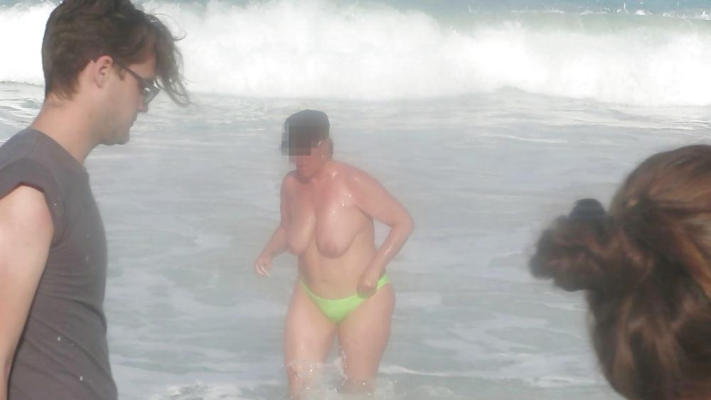 25P Suzy's Big Tit Beach Shots 3