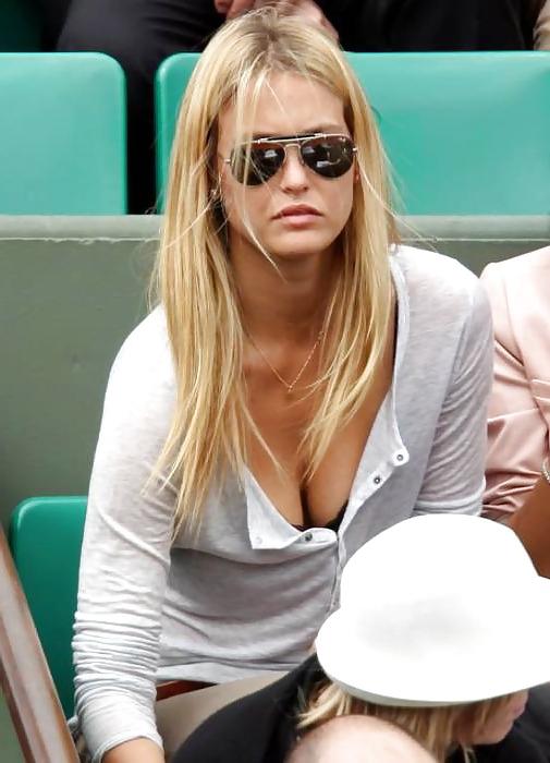 18P Celeb Downblouse