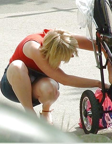 21P Mums Upskirt, Downblouse