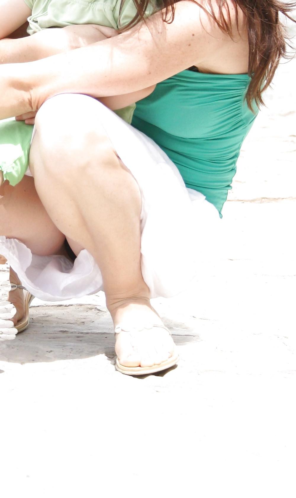 21P Mums Upskirt, Downblouse
