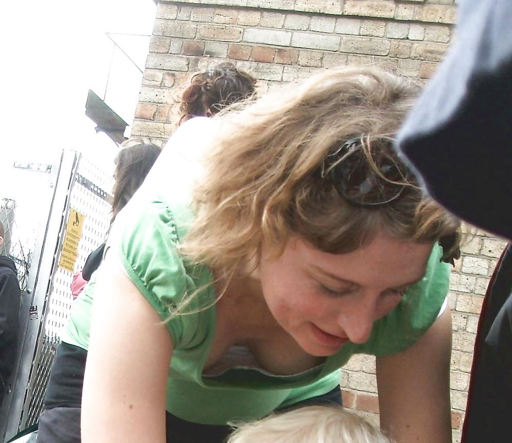 21P Mums Upskirt, Downblouse