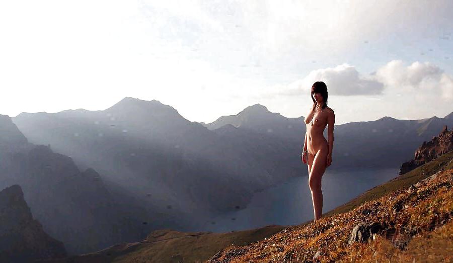 24P Beautiful Girls Naked on a Mountain