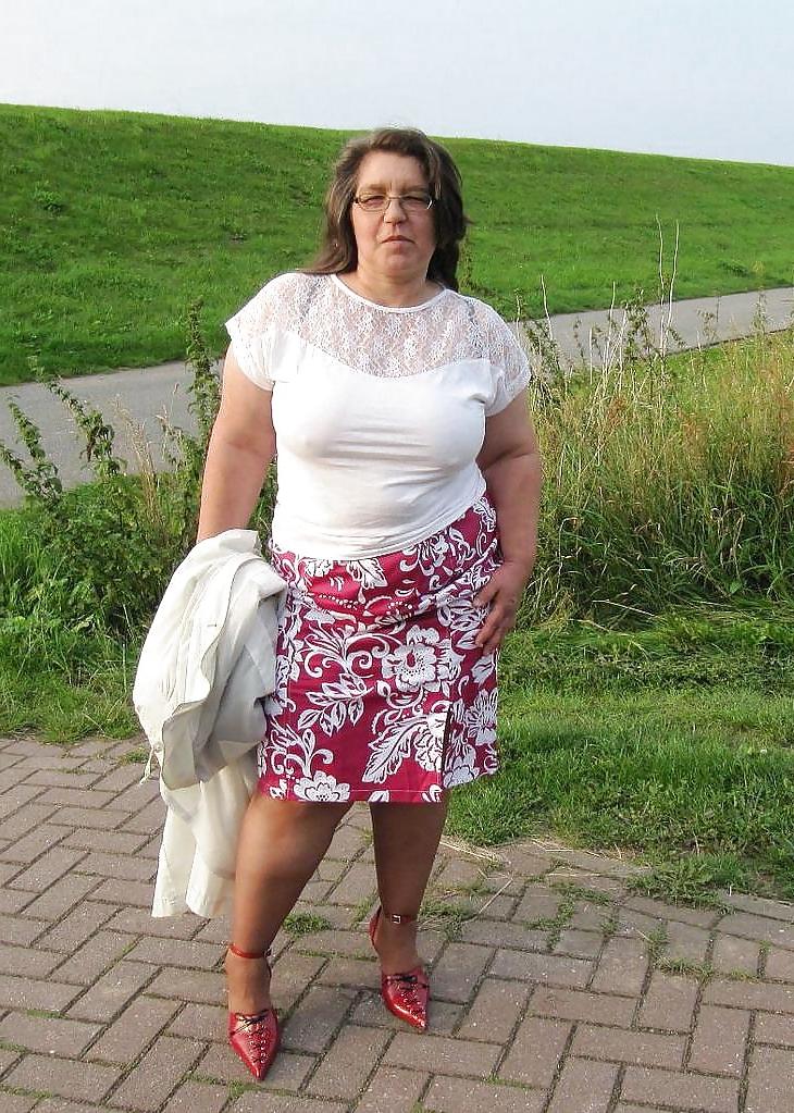 25P Her Nipples Are Poking Through The Top 3