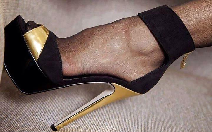 25P Foot and shoe fetish, anyone??