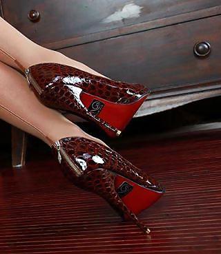 25P Foot and shoe fetish, anyone??