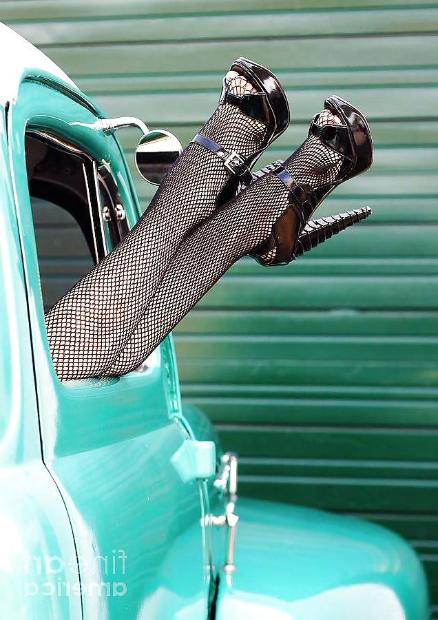 25P Foot and shoe fetish, anyone??
