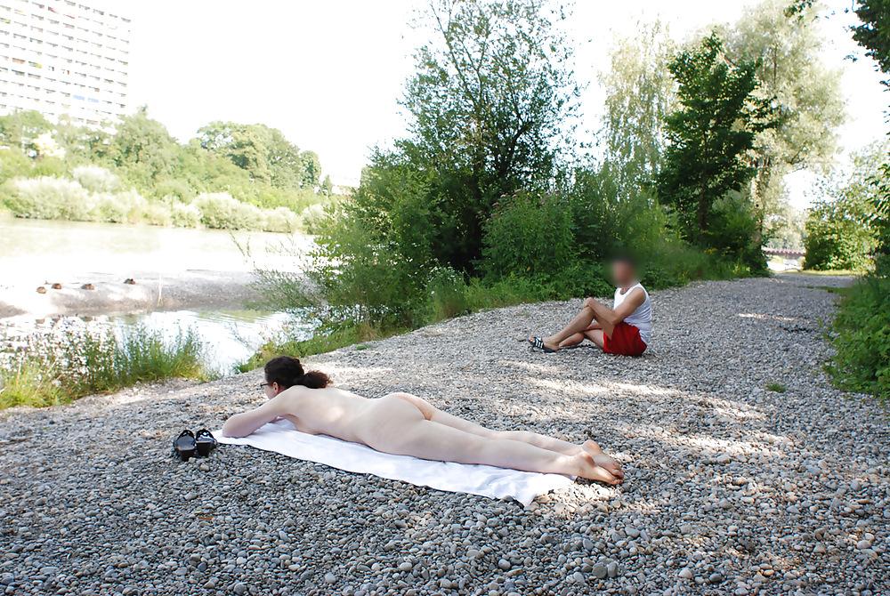 20P Zeigegeile Schlampe am Fluss