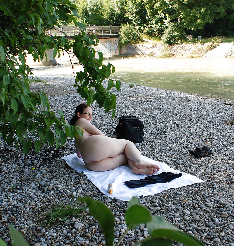 20P Zeigegeile Schlampe am Fluss