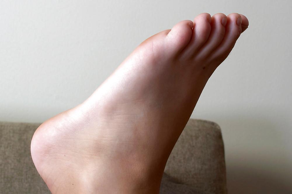 24P FOOT FETISH - DANIELLA II