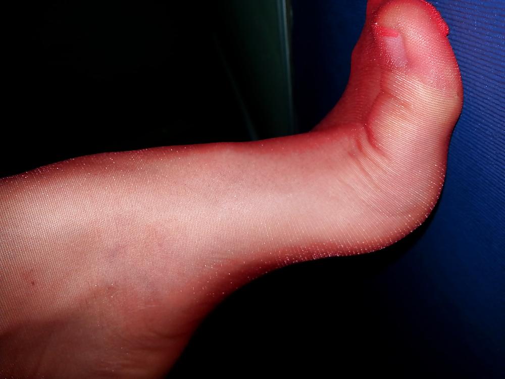 25P Red nylon Footjob
