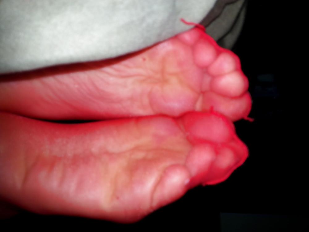 25P Red nylon Footjob