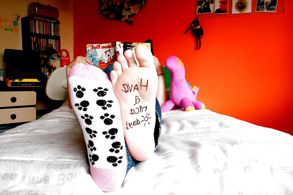 25P Girls feet drawn on