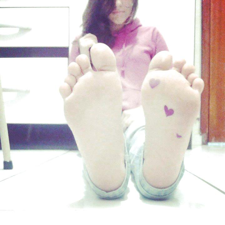 25P Girls feet drawn on