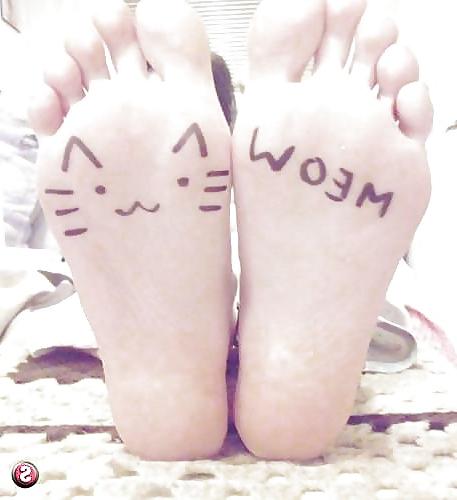 25P Girls feet drawn on