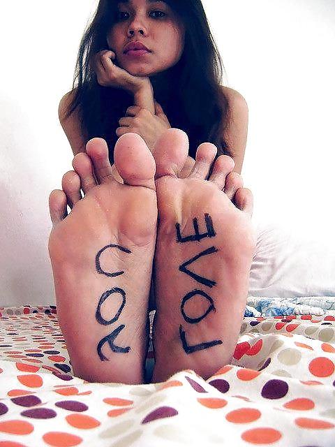 25P Girls feet drawn on