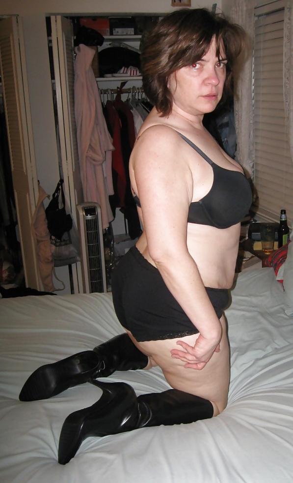 25P Wife of a sissy on her knees ready to serve
