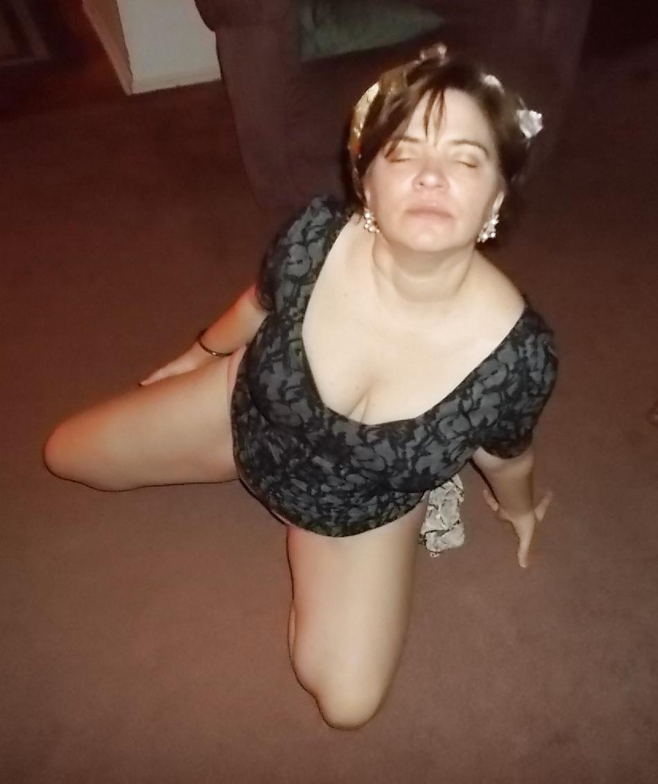 25P Wife of a sissy on her knees ready to serve