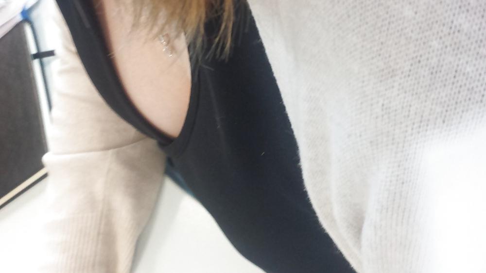 10P Downblouse attempts of Girl from work