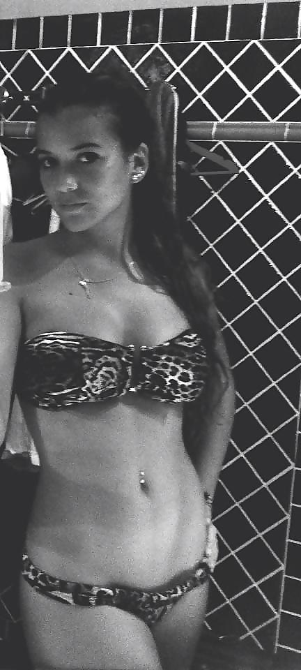 25P Putes en vacances (facebook whores on vacation)