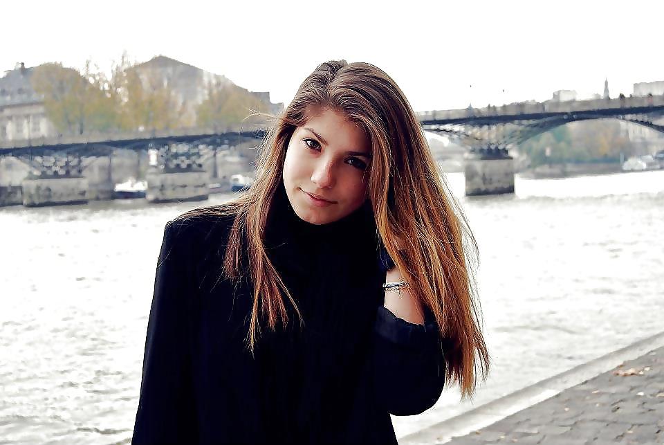 25P Putes en vacances (facebook whores on vacation)