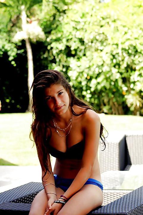 25P Putes en vacances (facebook whores on vacation)