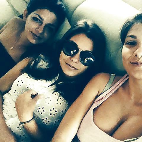 25P Putes en vacances (facebook whores on vacation)