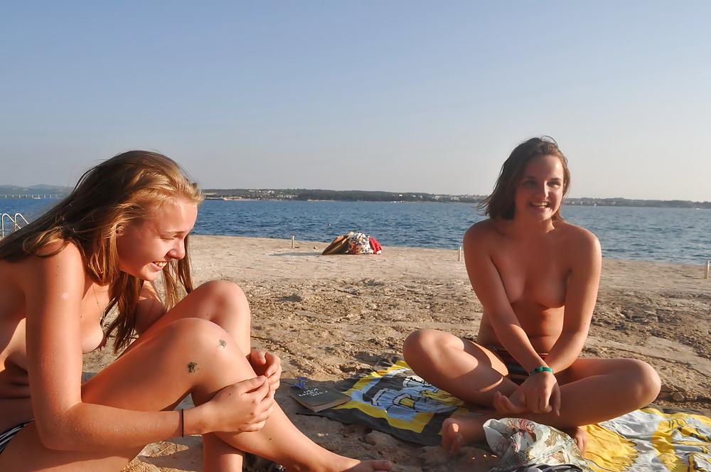25P Nudisti na plyaze
