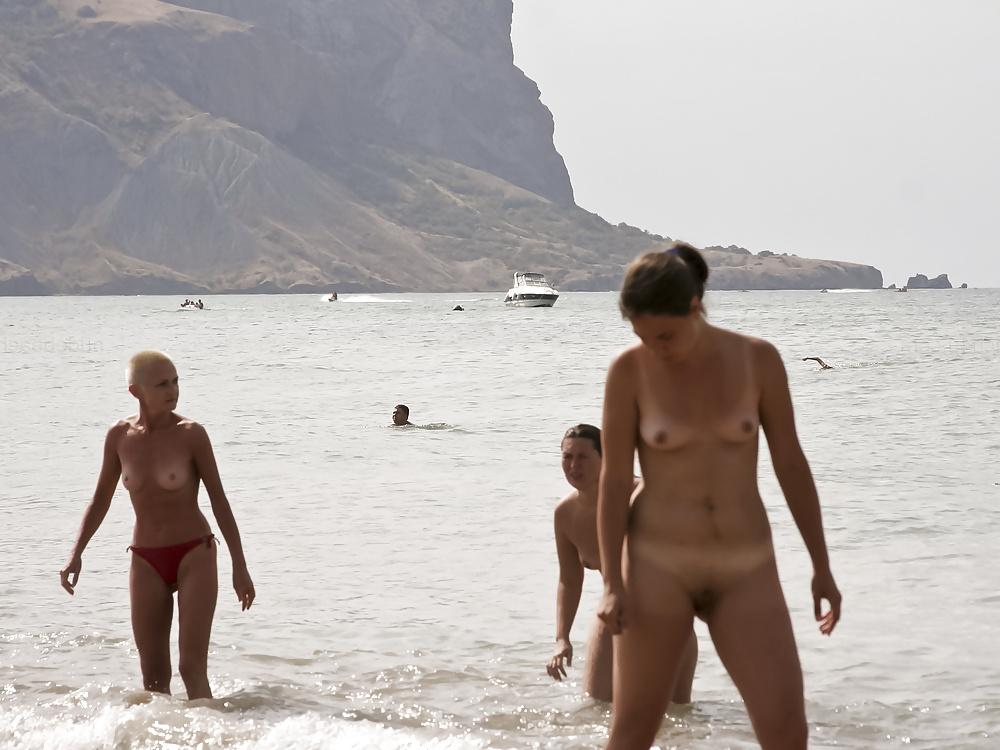 25P Nudisti na plyaze