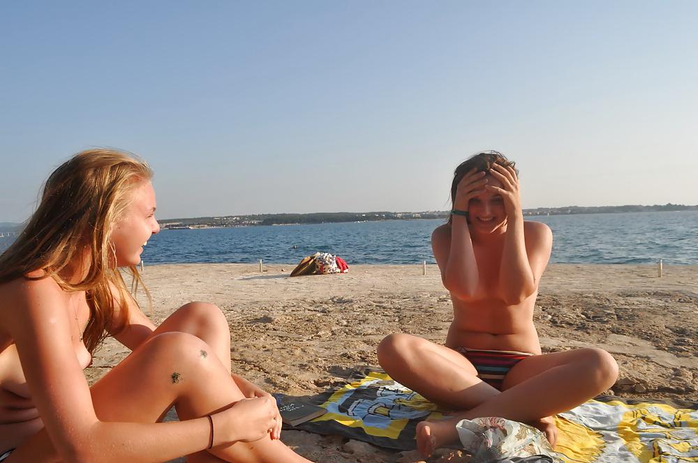 25P Nudisti na plyaze