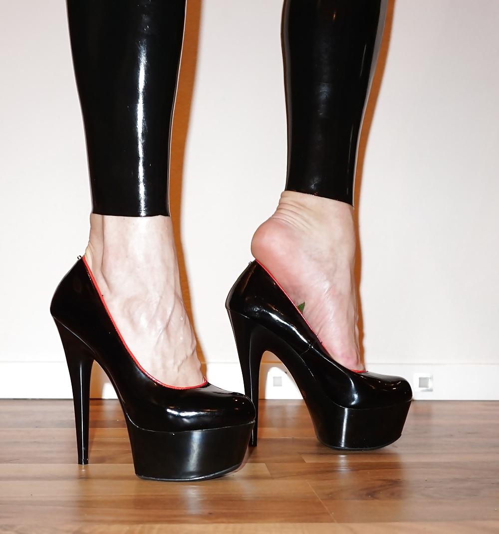 24P Foot torture with nettles (Brennnesseln High Heels)