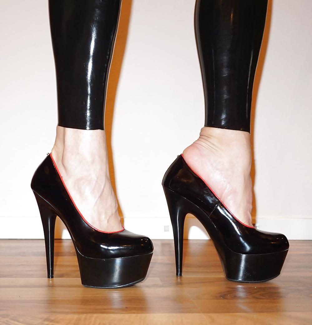 24P Foot torture with nettles (Brennnesseln High Heels)