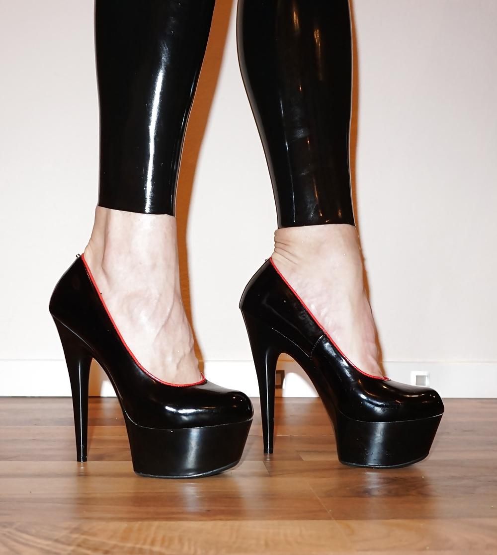 24P Foot torture with nettles (Brennnesseln High Heels)