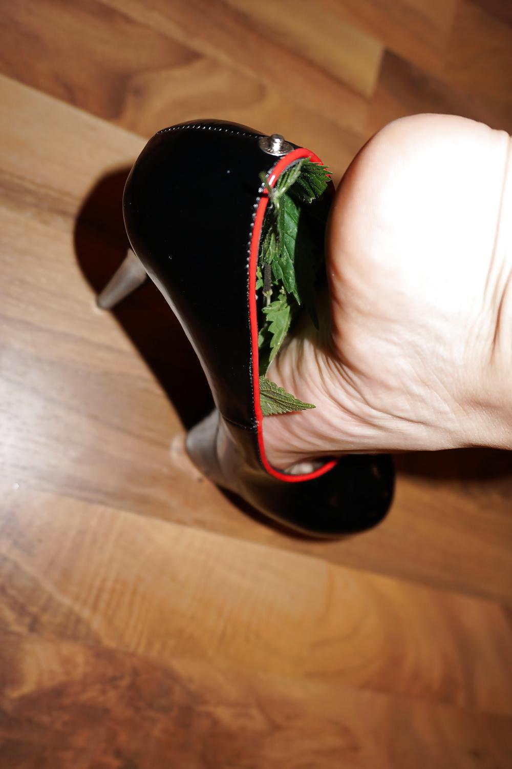 24P Foot torture with nettles (Brennnesseln High Heels)