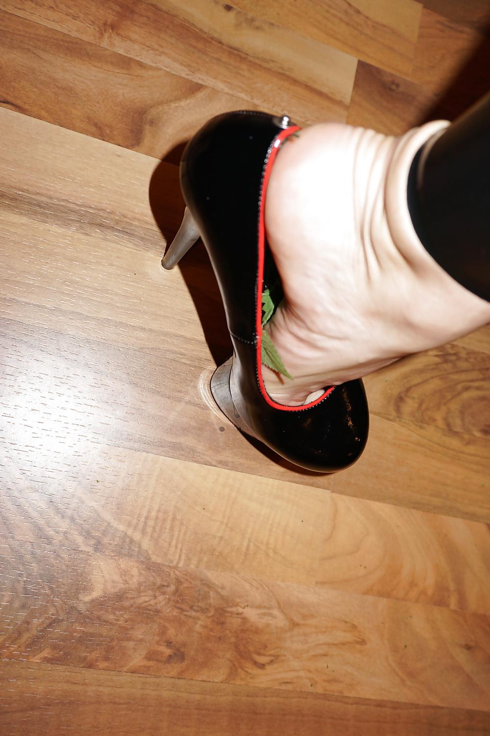 24P Foot torture with nettles (Brennnesseln High Heels)