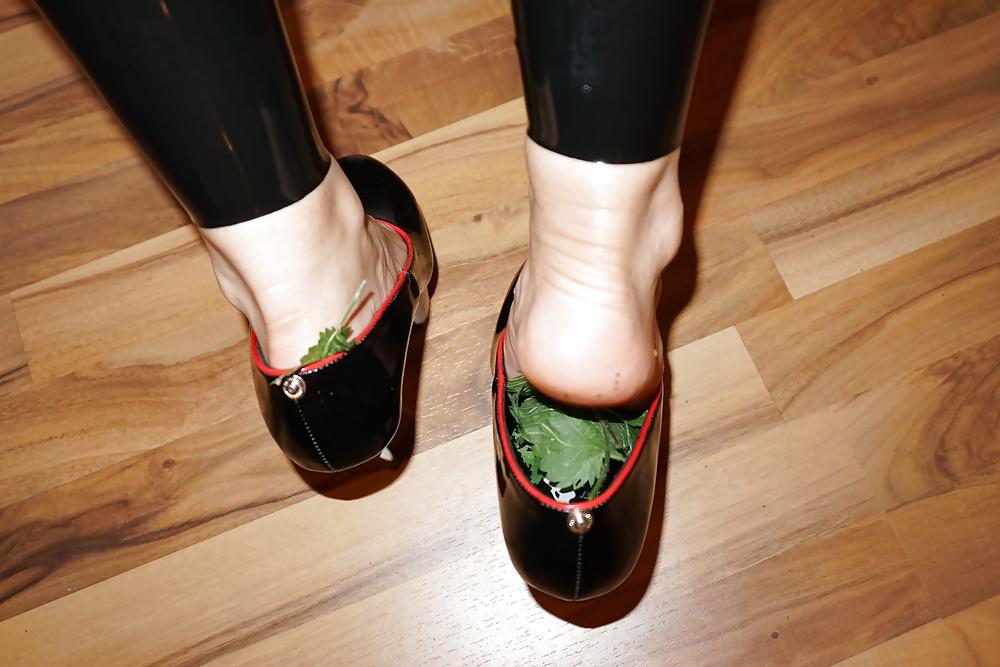 24P Foot torture with nettles (Brennnesseln High Heels)